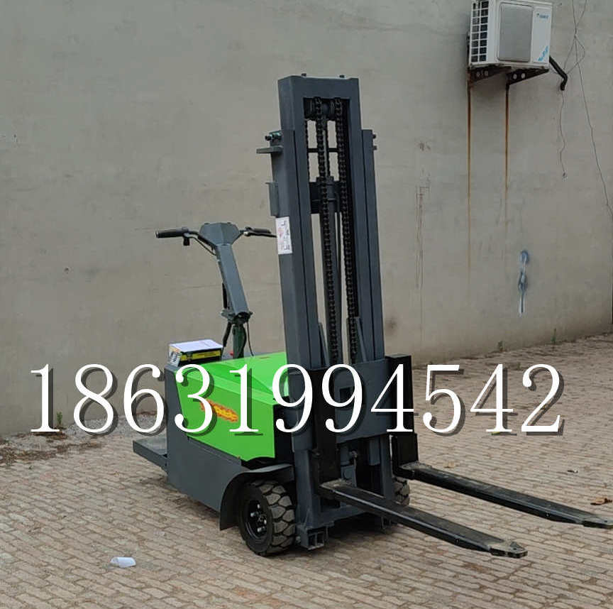 安泽县优程全电动叉车插腿式堆高车液压装卸车1.5吨升高小型站驾式铲车